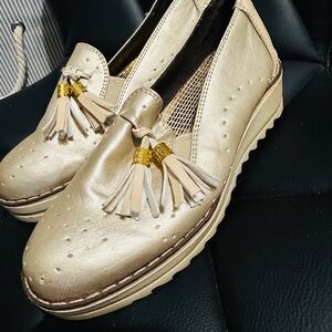 Chic Gold Women's Loafers with Tassel Accents